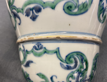 A pair of rare Chinese export porcelain urns and covers, Qianlong